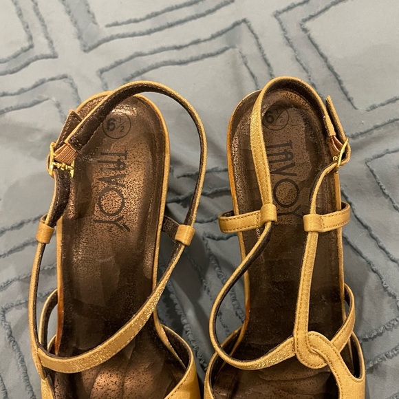 Vintage 1960s Tavoy Gold Closed Toe Heels - Size 6.5 - Picture 3 of 6